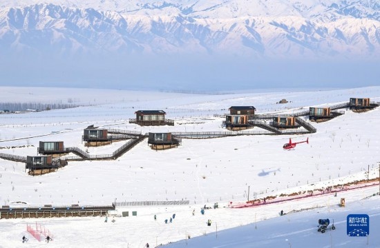那拉提國際滑雪場旁新近落成的雪景星空民宿（12月21日攝）。