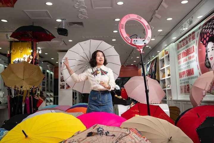 在義烏打拼了27年的商戶張吉英，正通過直播銷售雨傘。義烏市委宣傳部供圖
