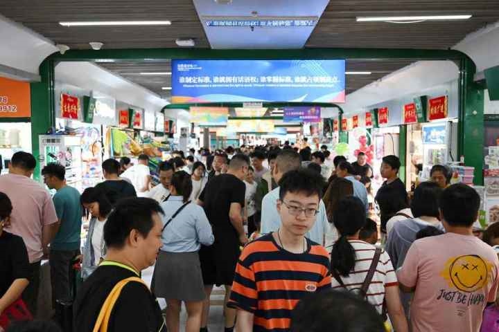 國慶長假期間，“世界超市”摩肩接踵。共享聯(lián)盟·義烏 吳峰宇 攝