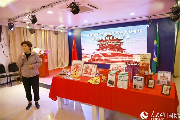 代表團(tuán)成員、咸陽(yáng)市政協(xié)主席李曉靜向與會(huì)嘉賓介紹了陜西的特色產(chǎn)品。人民網(wǎng)記者 陳海琪攝