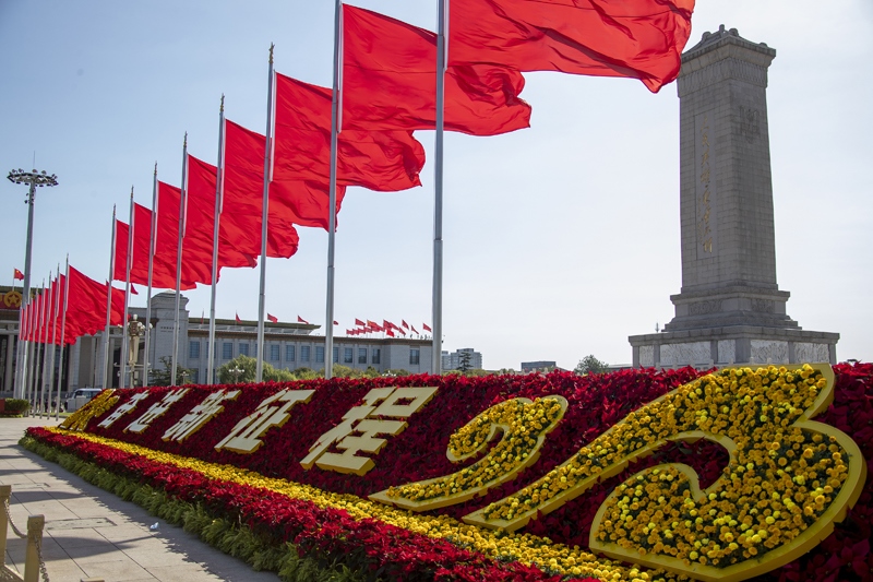 2022年10月16日，北京，中國共產(chǎn)黨第二十次全國代表大會開幕，人民大會堂外紅旗飄揚。