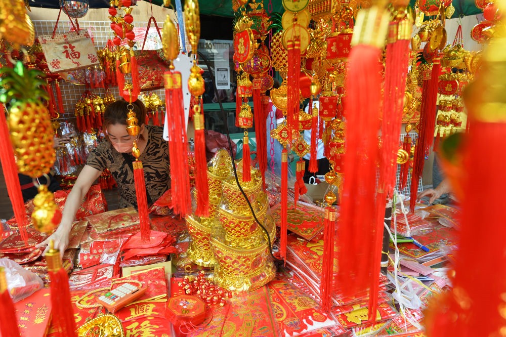 一名商販在泰國曼谷唐人街的攤位上擺放春節(jié)飾品。新華社發(fā)（拉亨攝）