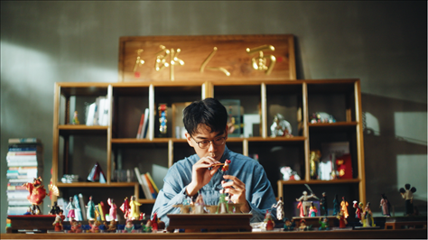 郎佳子彧通過短視頻直播，讓更多人關(guān)注并喜歡捏面人。受訪者供圖