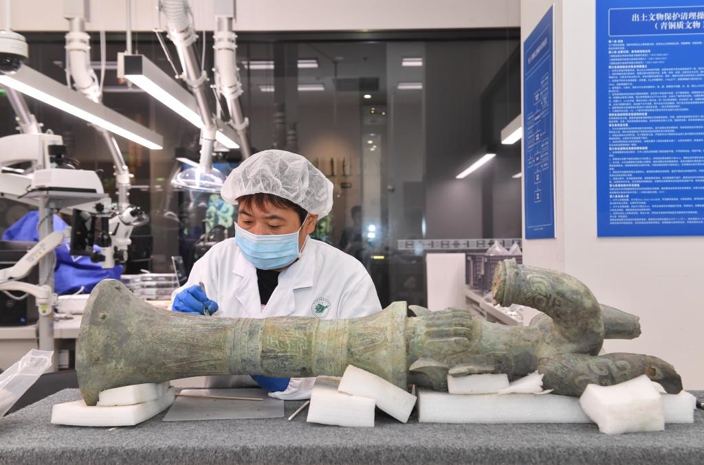 在三星堆博物館文物保護與修復(fù)館內(nèi)，工作人員在對文物進行清理。新華社記者劉坤 攝