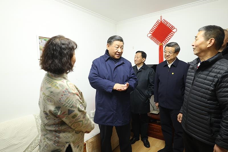 2023年11月10日，習(xí)近平總書記在河北保定涿州市永濟(jì)秀園小區(qū)居民董彩英家看望慰問。