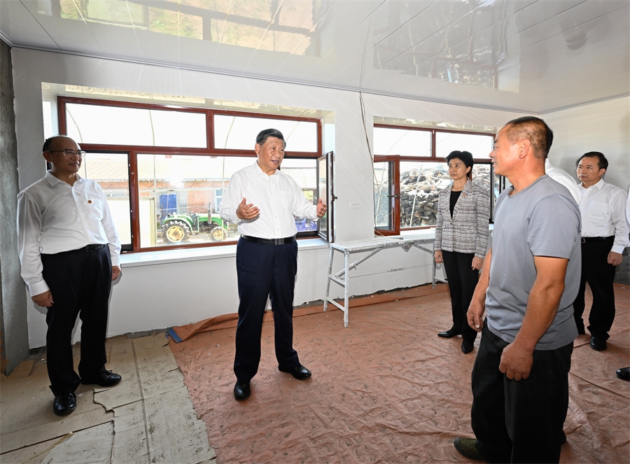 2023年9月7日，在遭受洪澇災(zāi)害的黑龍江尚志市老街基鄉(xiāng)龍王廟村，習(xí)近平總書記走進(jìn)村民楊春貴家中，察看受損房屋修繕情況。