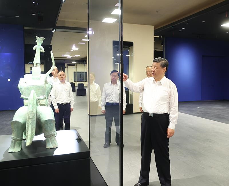 △2023年7月26日，習(xí)近平總書記在位于四川德陽市廣漢市的三星堆博物館新館參觀。