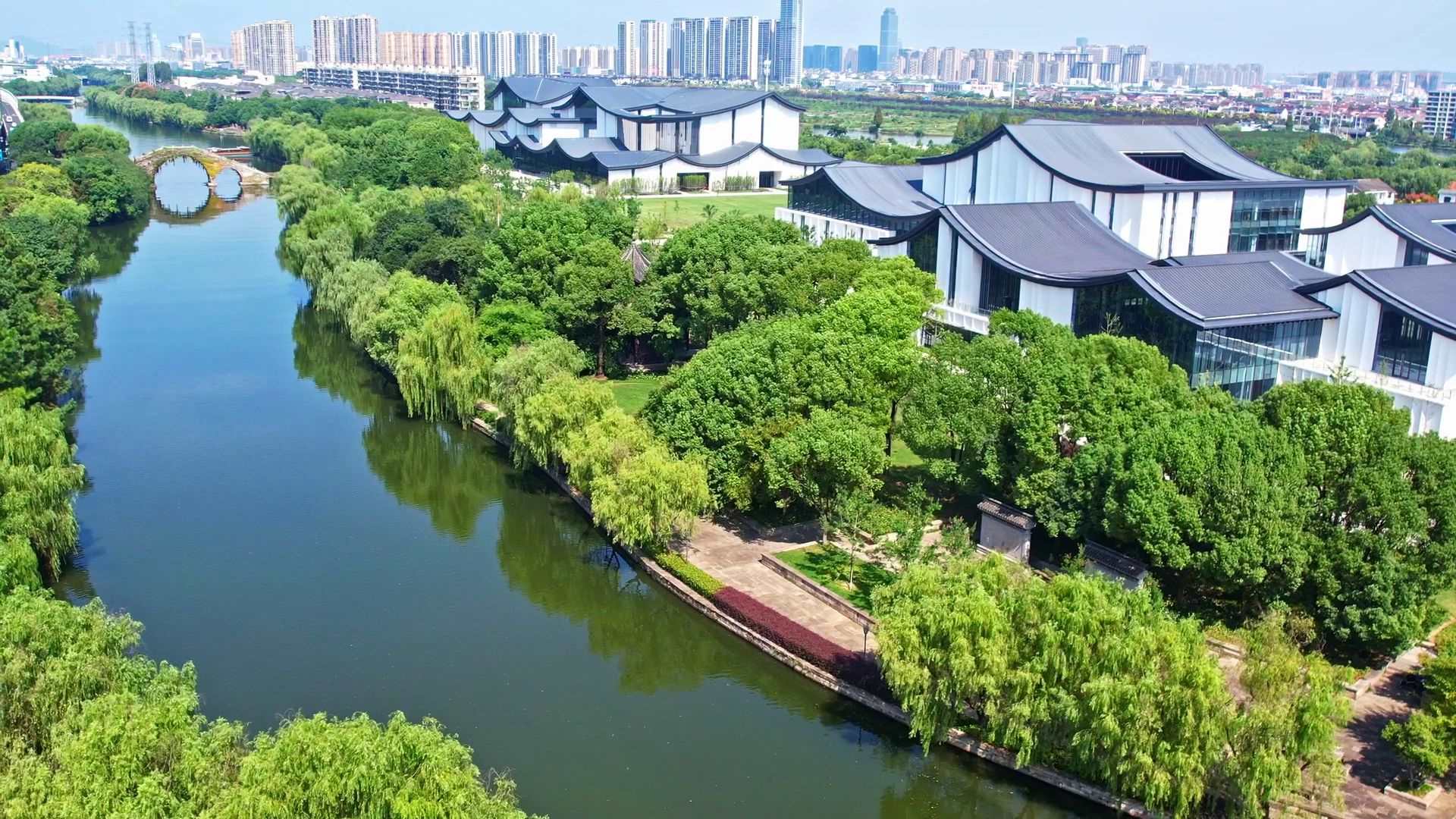 △浙東運河。今年9月20日，習(xí)近平總書記來到浙東運河文化園考察，強調(diào)“大運河文化是中國優(yōu)秀傳統(tǒng)文化的重要組成部分，要在保護、傳承、利用上下功夫，讓古老大運河煥發(fā)時代新風(fēng)貌”。