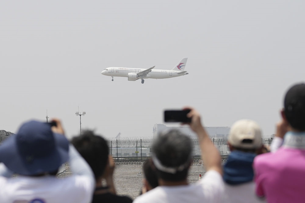 2023年5月28日，C919首個商業(yè)航班東航MU9191飛抵北京首都國際機(jī)場。新華社記者 鞠煥宗 攝