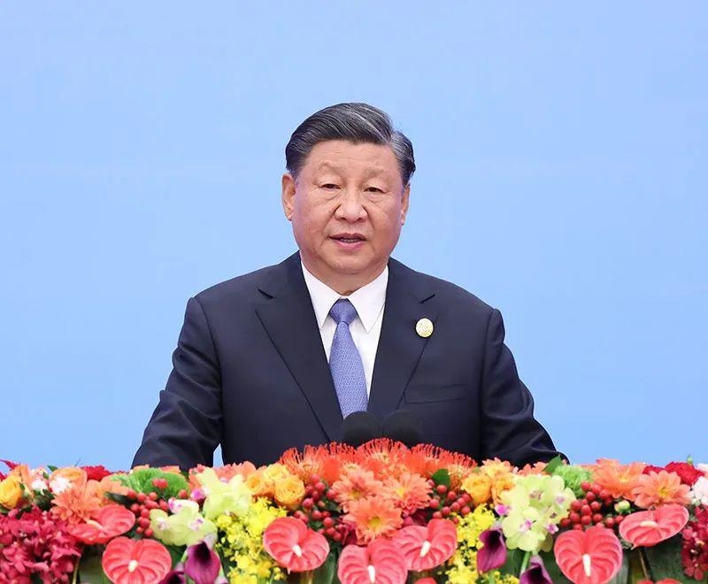 10月18日上午，習近平主席在北京人民大會堂出席第三屆“一帶一路”國際合作高峰論壇開幕式并發(fā)表題為《建設開放包容、互聯(lián)互通、共同發(fā)展的世界》的主旨演講。