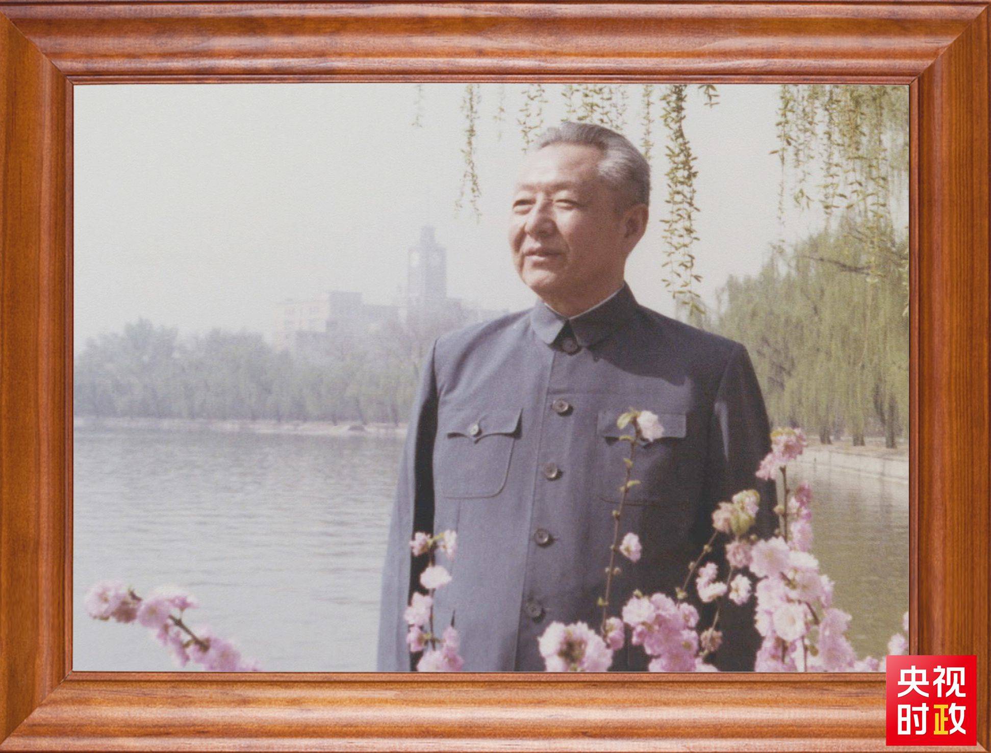 △這是習(xí)近平父親習(xí)仲勛同志的照片。2023年10月15日，是習(xí)仲勛同志誕辰110周年紀(jì)念日。這張照片第一次出現(xiàn)在他的書架上。