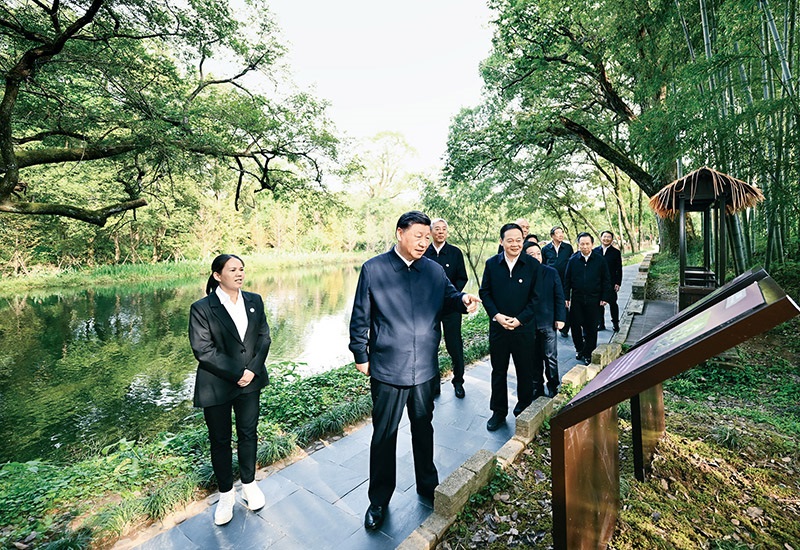 2023年10月10日至13日，中共中央總書記、國(guó)家主席、中央軍委主席習(xí)近平在江西考察。這是11日下午，習(xí)近平在上饒市婺源縣秋口鎮(zhèn)王村石門自然村考察時(shí)，了解饒河源國(guó)家濕地公園和極度瀕危鳥類藍(lán)冠噪鹛保護(hù)等情況。 新華社記者 謝環(huán)馳/攝