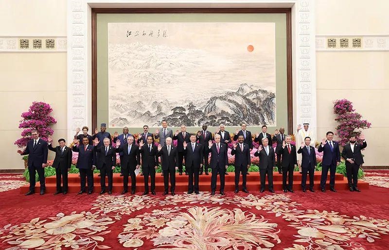 10月18日，習近平主席在北京人民大會堂出席第三屆“一帶一路”國際合作高峰論壇開幕式并發(fā)表主旨演講。這是習近平同國際貴賓集體合影。