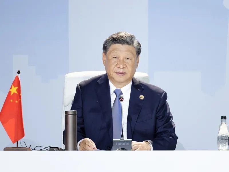 當?shù)貢r間8月24日，習近平主席在南非約翰內(nèi)斯堡出席金磚國家領導人第十五次會晤特別記者會。