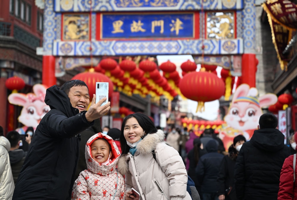 2023年1月26日，農(nóng)歷大年初五，游客在天津古文化街留影。新華社記者 趙子碩 攝