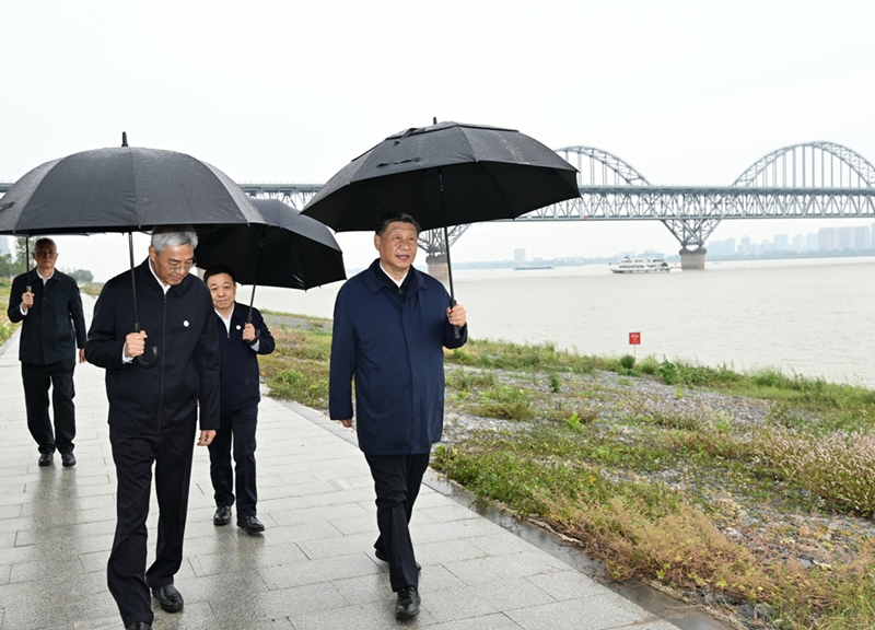 2023年10月10日，習近平在長江國家文化公園九江城區(qū)段考察時，冒雨沿江堤步行察看沿岸風貌。