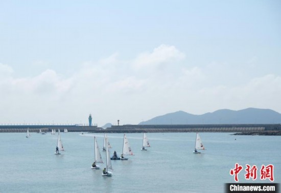浙江象山，杭州亞運(yùn)會(huì)帆船項(xiàng)目運(yùn)動(dòng)員揚(yáng)帆起航。林波 攝