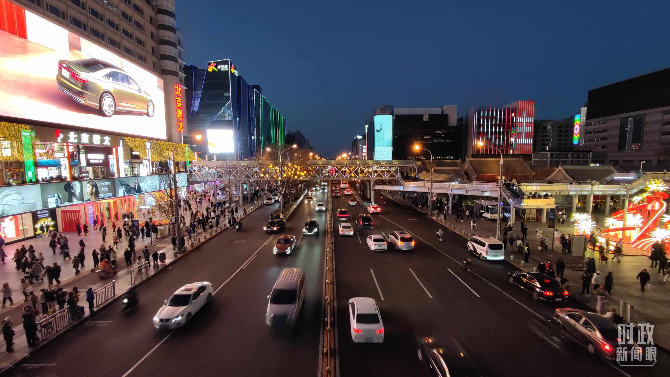△2023年12月31日，北京西單商業(yè)街區(qū)。（總臺(tái)央視記者薛冠南拍攝）