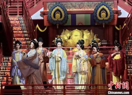 2023年12月31日晚間，在長安十二時(shí)辰主題街區(qū)進(jìn)行的漢服表演。 中新社記者 張一辰 攝