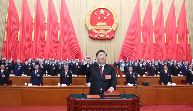 2023年3月10日，習近平進行憲法宣誓。