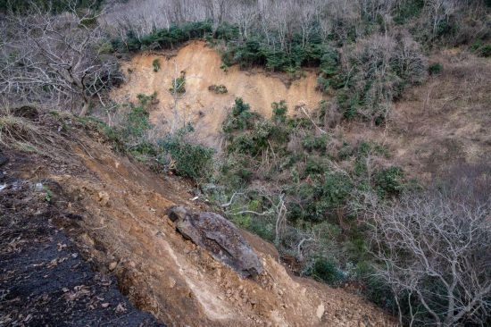  1月2日，在日本石川縣羽咋郡，地震引起山體滑坡。新華社記者張笑宇攝