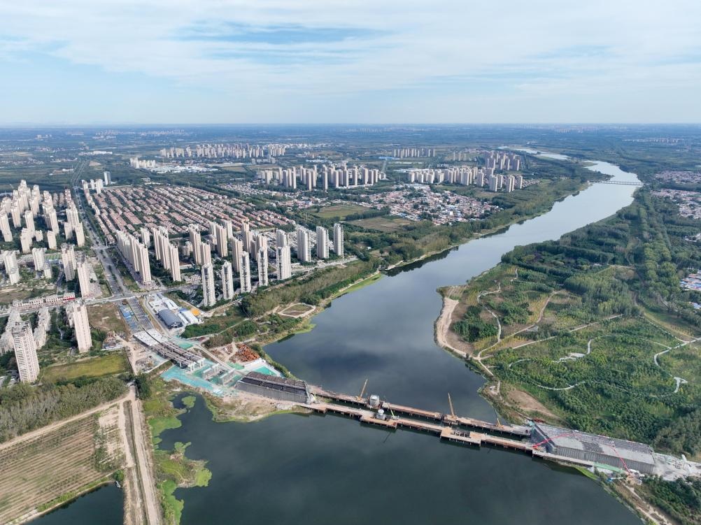 2023年10月拍攝的跨潮白河大橋施工現(xiàn)場(chǎng)。 新華社記者 邢廣利 攝