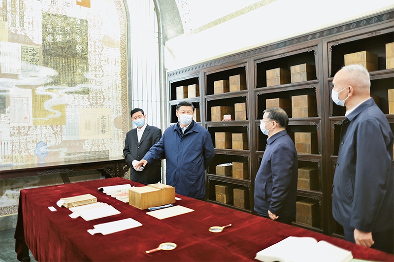2023年6月1日，習(xí)近平總書(shū)記在中國(guó)國(guó)家版本館考察時(shí)，在蘭臺(tái)洞庫(kù)了解館藏精品版本保存情況。