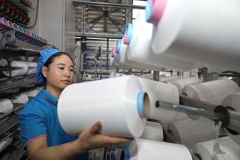 1月2日，江蘇省淮安市洪澤區(qū)一紡織企業(yè)生產(chǎn)車間開工生產(chǎn)，趕制訂單。