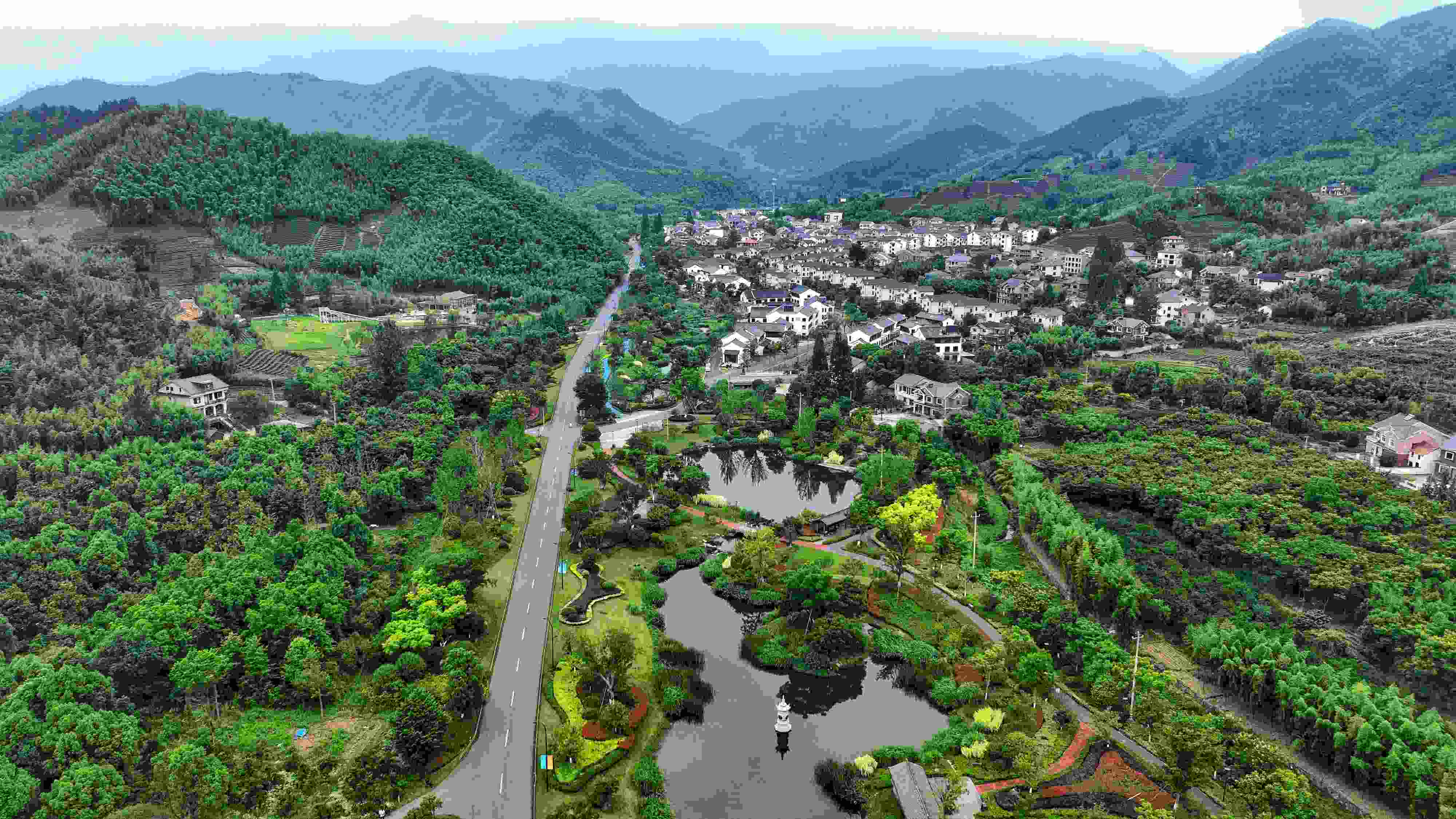 2023年6月6日，杭州余杭區(qū)徑山鎮(zhèn)鄉(xiāng)村，生態(tài)碧水、沿路花海與村莊農(nóng)房相映成趣，構(gòu)成一幅美麗的山水田園畫。