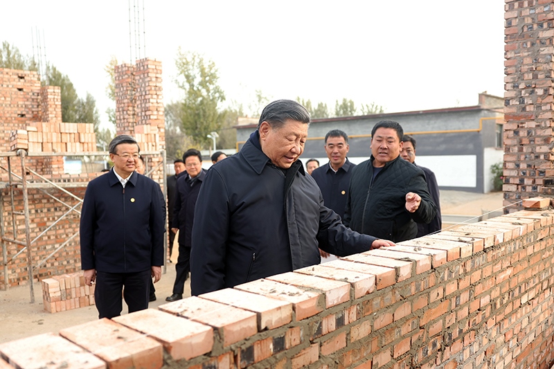 2023年11月10日，習(xí)近平總書記在河北保定涿州市刁窩鎮(zhèn)萬(wàn)全莊村房屋重建施工現(xiàn)場(chǎng)考察。