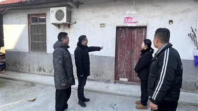  圖②：法官勘察訟爭(zhēng)房產(chǎn)。