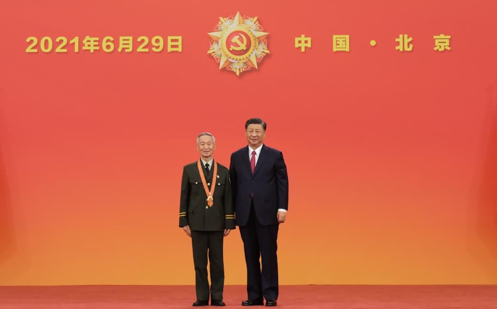 2021年6月29日，習(xí)近平總書記向“七一勛章”獲得者崔道植頒授勛章。新華社記者 李學(xué)仁 攝