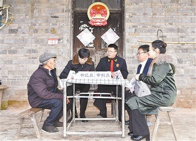  圖②：調(diào)解現(xiàn)場。