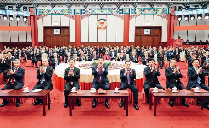 2023年12月29日，全國(guó)政協(xié)在北京舉行新年茶話會(huì)。黨和國(guó)家領(lǐng)導(dǎo)人習(xí)近平、李強(qiáng)、趙樂際、王滬寧、蔡奇、丁薛祥、李希、韓正出席茶話會(huì)并觀看演出。 新華社記者 鞠鵬/攝