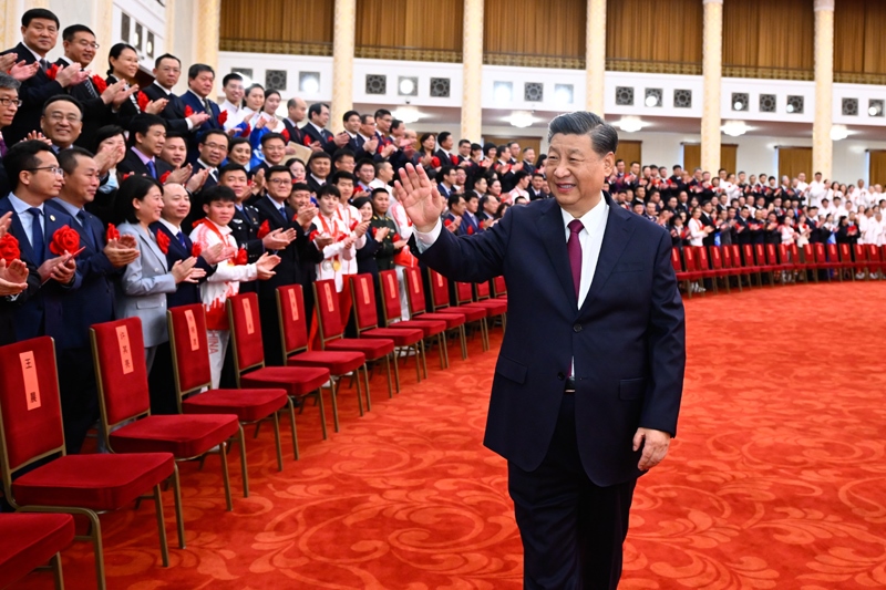 2022年4月8日，北京冬奧會、冬殘奧會總結(jié)表彰大會前，習(xí)近平總書記會見北京冬奧會、冬殘奧會突出貢獻(xiàn)集體代表、突出貢獻(xiàn)個人和中國體育代表團(tuán)成員。