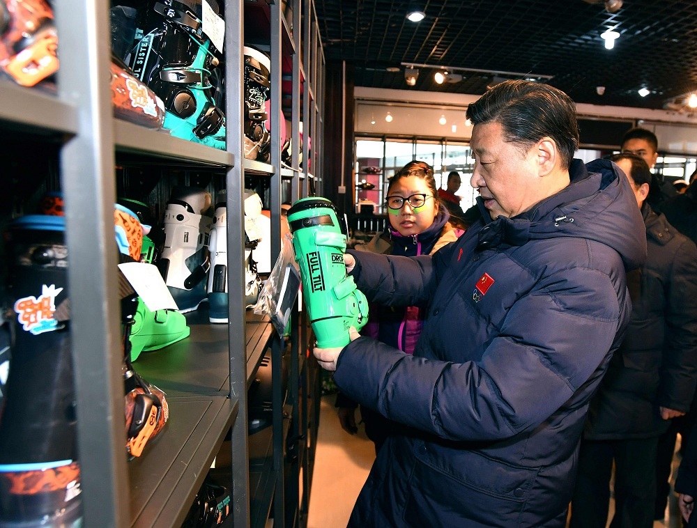 2017年1月23日，習(xí)近平總書記在河北省張家口市云頂滑雪場雪具大廳了解各式雪具的不同功用。
