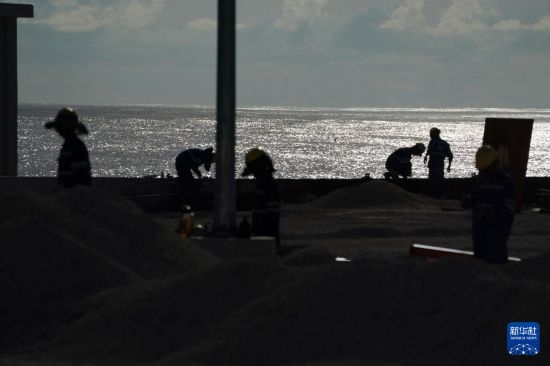 1月18日，工作人員在瑙魯艾沃港碼頭升級改造項目工地工作。新華社記者 王申 攝