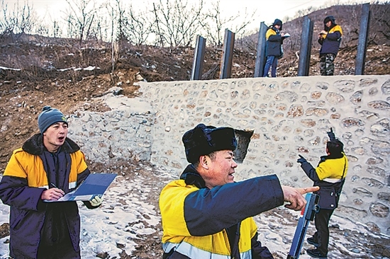 1月15日，門頭溝區(qū)妙峰山鎮(zhèn)，來自中國鐵路北京局的單秀松（左二）與同事正在鐵路線上進行防洪隱患排查工作。
