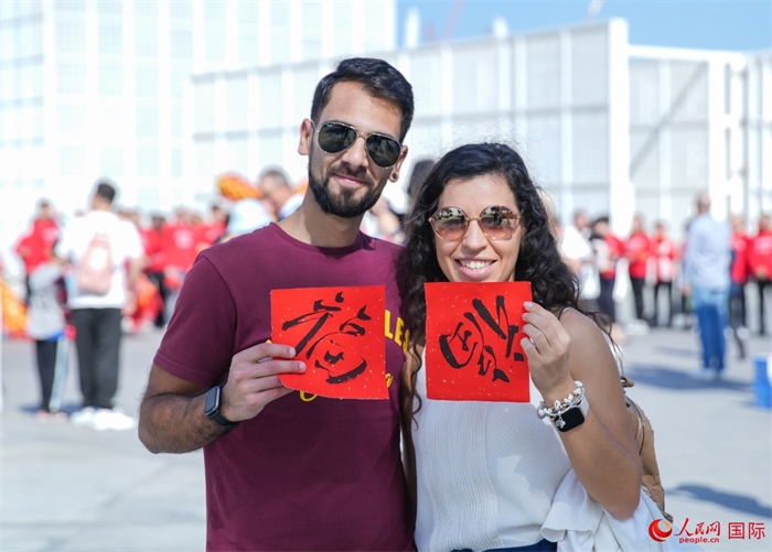 游客展示“福”字。人民網(wǎng) 塔里克·易卜拉欣攝