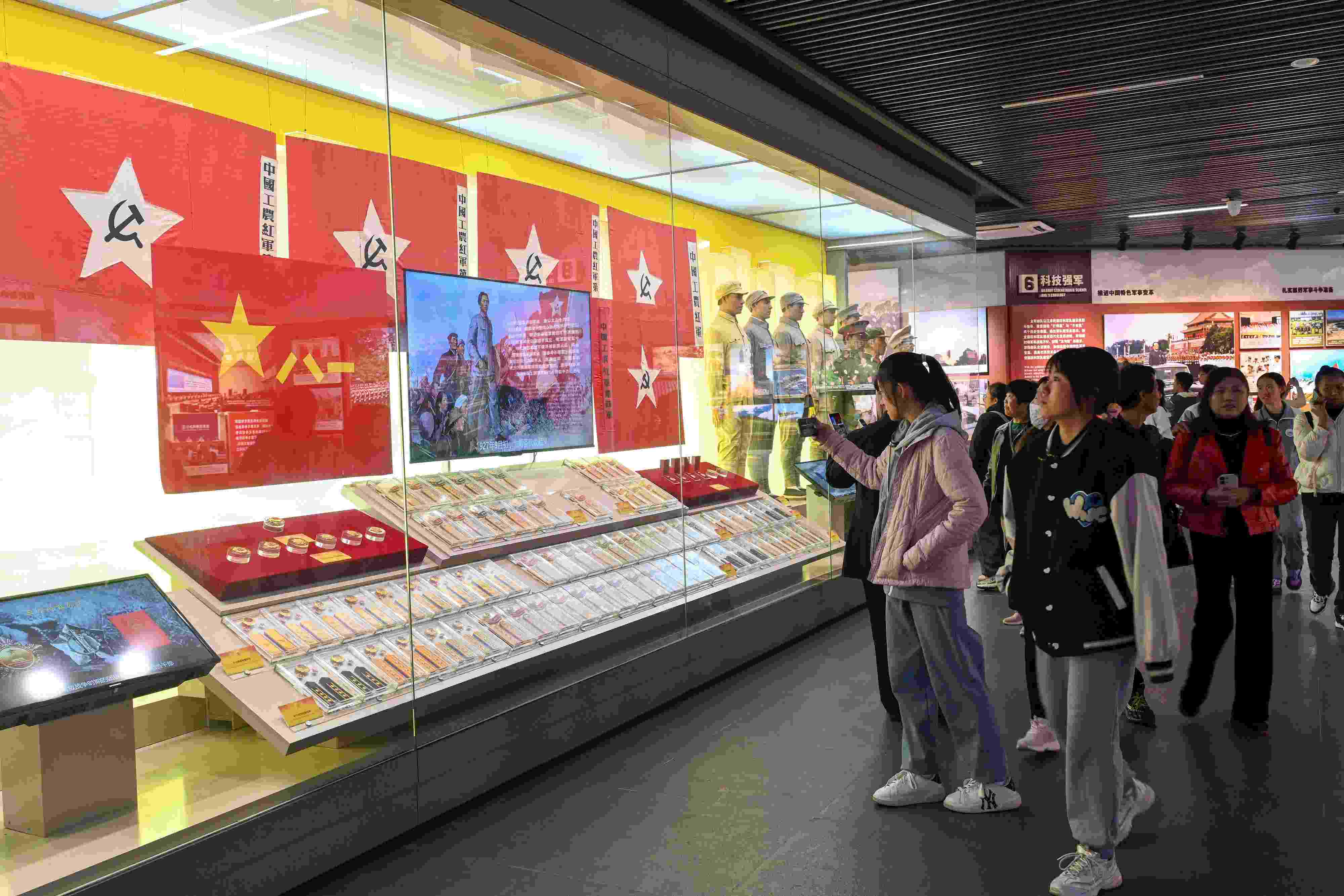 2023年11月15日，游客游覽參觀南昌八一起義紀(jì)念館，感受體驗(yàn)紅色文化的教育。