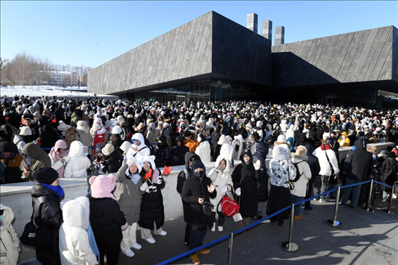 2024年1月15日，哈爾濱，侵華日軍第七三一部隊(duì)罪證陳列館門口排隊(duì)的游客整齊有序。