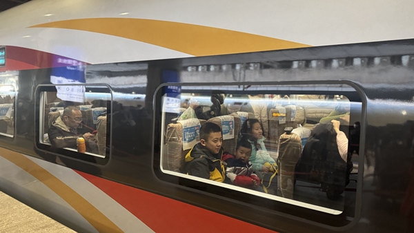 旅客乘坐高鐵列車。中國(guó)鐵路北京局供圖