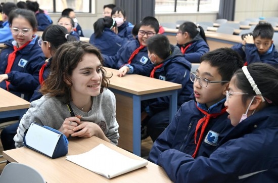  2023年12月18日，在西安新城區(qū)后宰門小學(xué)進(jìn)行的中法校園文化周法語語言沙龍上，西安法語聯(lián)盟的老師與學(xué)生進(jìn)行互動。新華社記者 劉瀟 攝