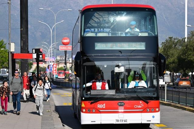 2023年10月31日，一輛由中國(guó)制造的新能源公交車(chē)行駛在智利首都圣地亞哥的主城區(qū)。新華社記者 辛悅衛(wèi)攝