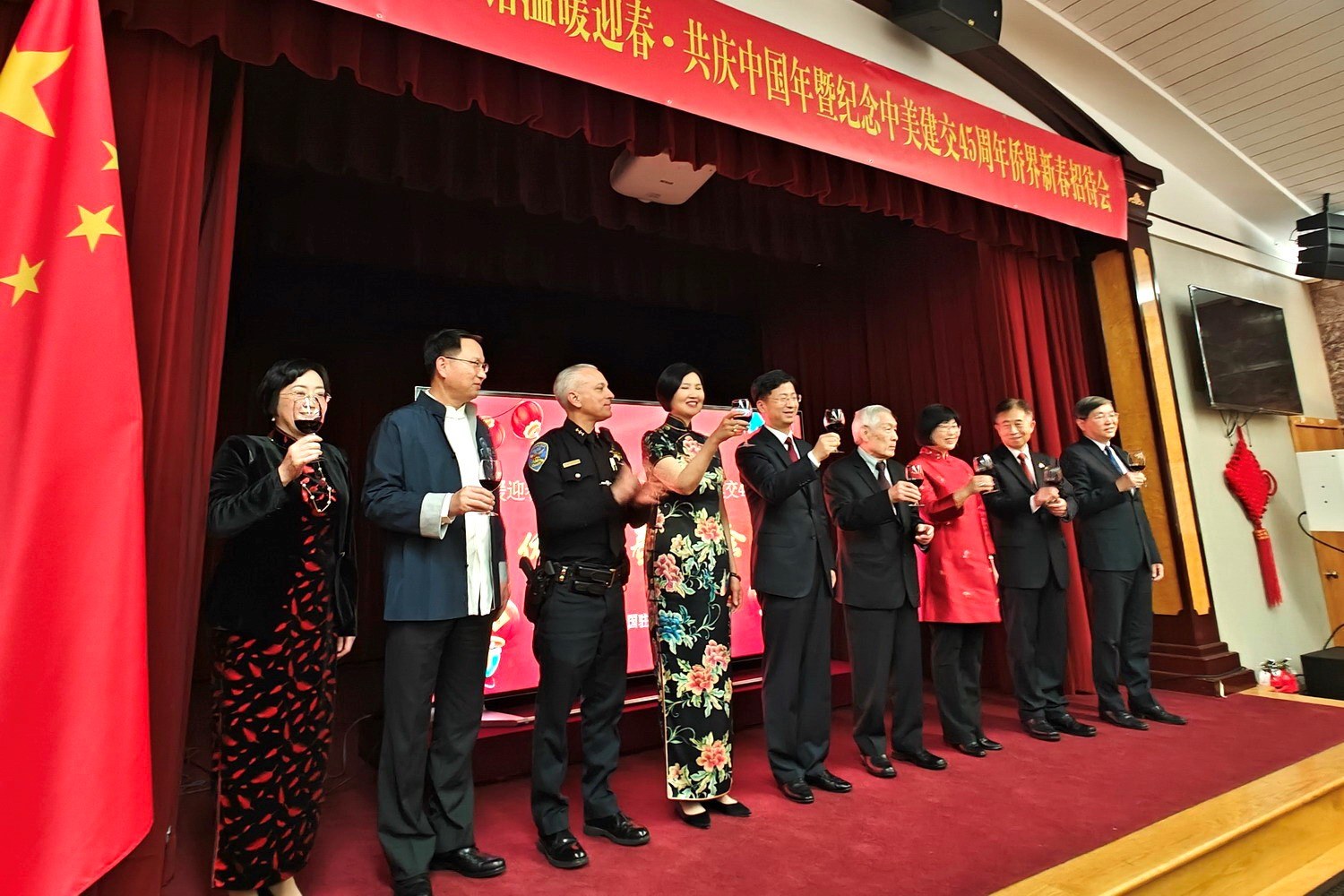 僑胞代表與駐舊金山總領(lǐng)館官員合影。主辦方供圖