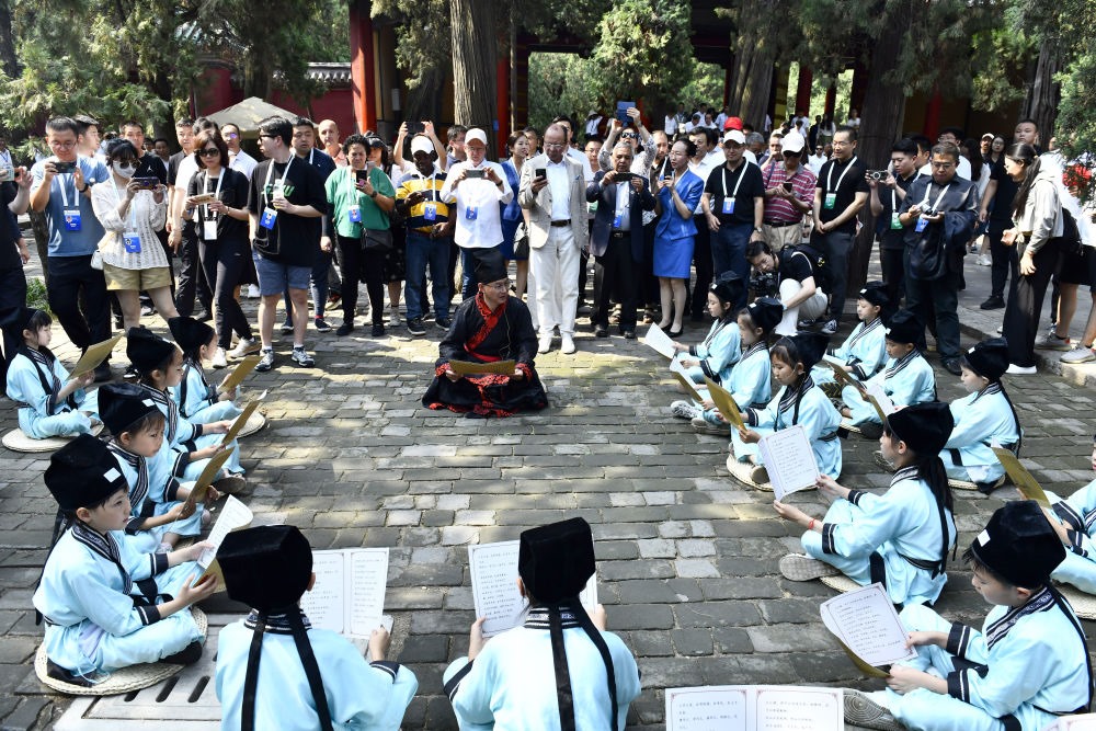2023年6月27日，在曲阜孔廟，嘉賓和游客在聆聽孩子們誦讀《論語》。