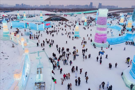 游客在哈爾濱冰雪大世界園區(qū)內游玩（無人機照片，2024年1月4日攝）。新華社記者 謝劍飛 攝