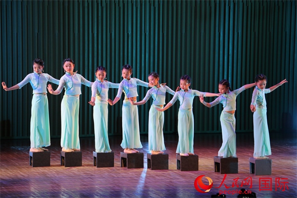 古典舞《碇步橋》。人民網(wǎng) 許可攝