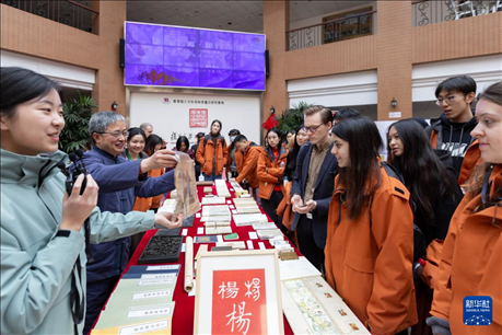 1月29日，在復(fù)旦大學(xué)，美國(guó)馬斯卡廷中學(xué)學(xué)生了解中國(guó)古籍裝幀與修復(fù)技術(shù)。 新華社記者 王翔 攝