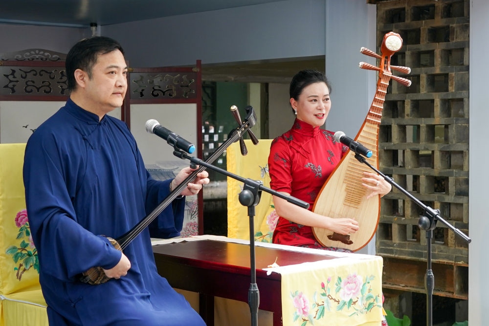 評彈藝人在蘇州平江路上的一家評彈店內(nèi)進行表演（2023年7月7日攝）。新華社記者 李博 攝
